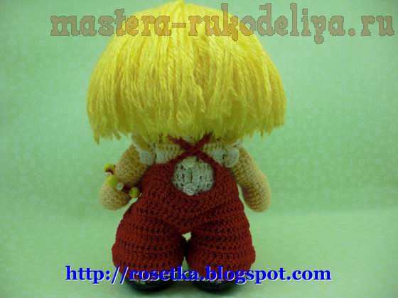 Мастер-класс по вязанию крючком: Куклена в красных штанишках