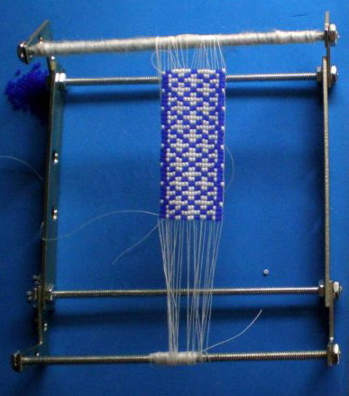 Станок для плетения бисером. Станок для плетения бисером. Станок для плетения из бисера своими руками. Станок для бисероплетения фенечек. Станок из бисера своими руками.