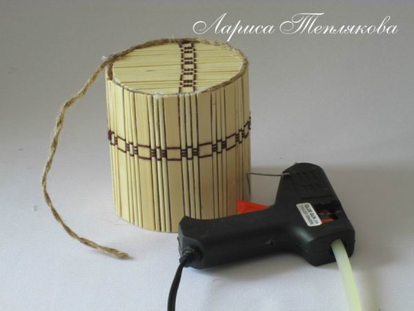 Мастер-класс: Кашпо из бамбуковых салфеток и консервных банок