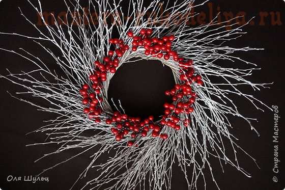 Мастер-класс по флористике: Новогодний венок с декоративными ягодами