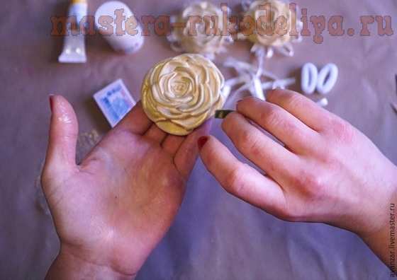 Мастер-класс по цветам из фоамирана: Заколки с кружевом и золотыми розами