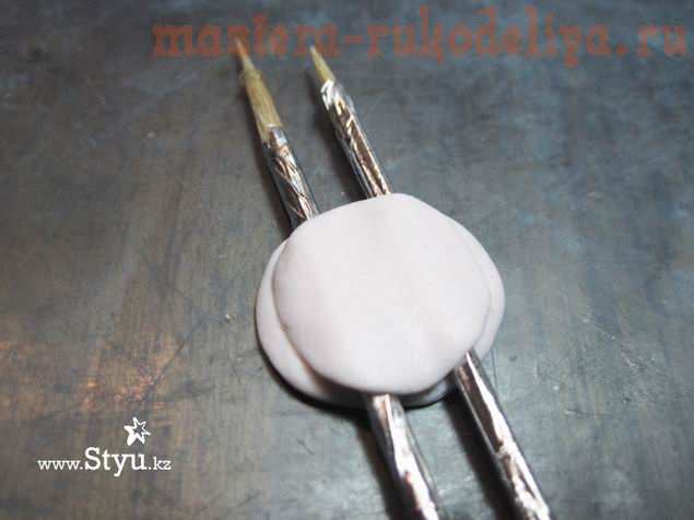 Мастер-класс по работе с полимерной глиной:  Сквозные отверстия для шнуров и лент
