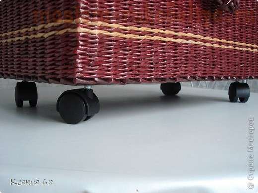 Мастер-класс по плетению из газет: Сундук на колесах в стиле; минимализм.
