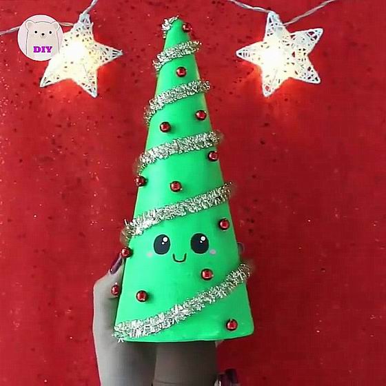 Новогодняя елка из подручных материалов своими руками
