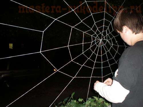 Как сделать паутину на хэллоуин из ваты. Декоративный венок к празднику хэллоуин своими руками