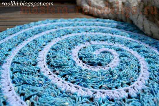 Вязание крючком: Спиральный коврик-косичка
