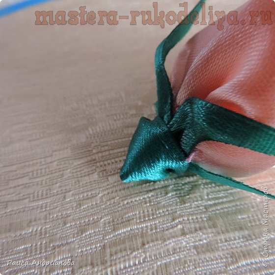 Мастер-класс по вышивке лентами: Бутоны роз атласными лентами