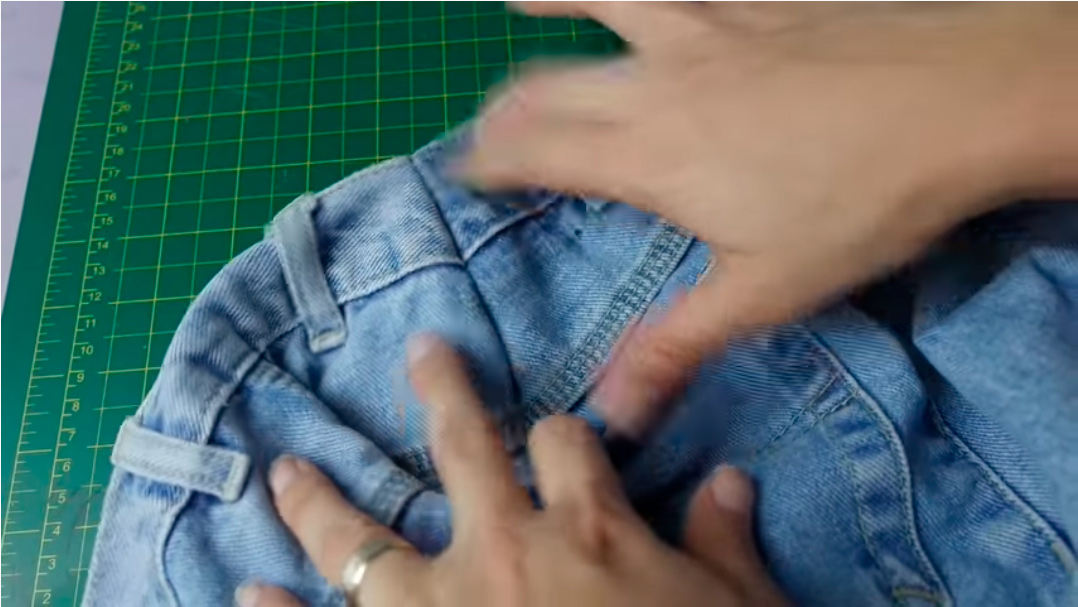 Ушиваем джинсы в талии